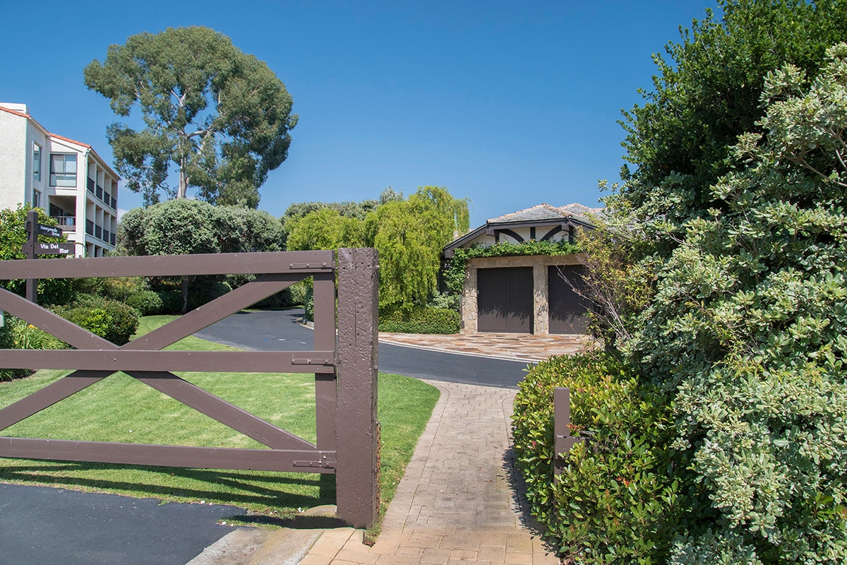 Pedestrian access to Montecito Sea Meadow
